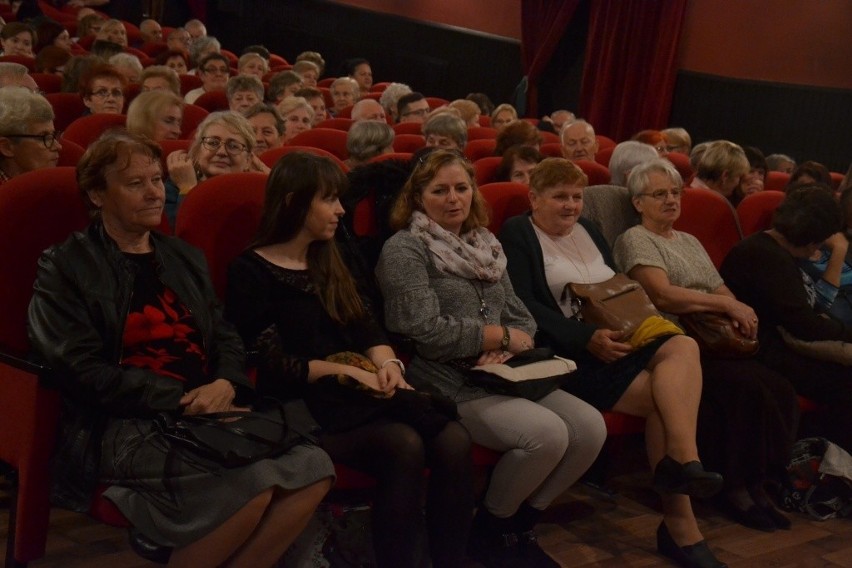 Seniorzy z Dobrzynia nad Wisłą udowodnili, że wiek nie jest żadną przeszkodą, by wystawić spektakl [zdjęcia]