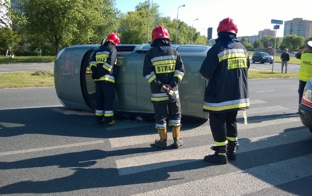 Peugeot przewrócił się na bok.