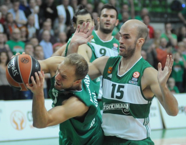Łukasz Koszarek (z piłką, na zdjęciu podczas meczu z Panathinaikosem Ateny) w Izmirze zdobył dla Stelmetu BC Zielona Góra 13 punktów, trafiając 3 z 5 rzutów za trzy.