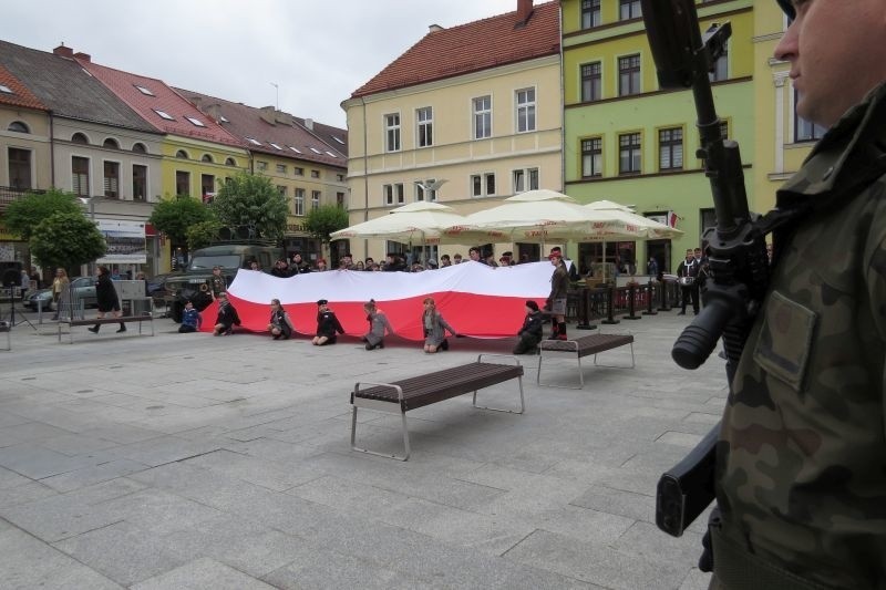 Dzień Flagi w Brodnicy - uroczystość na Dużym Rynku 