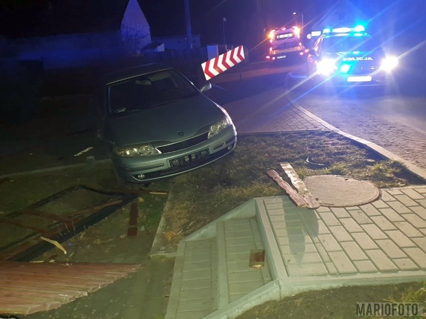 Węgry. Renault skosiło ogrodzenie domu. Za kierownicą...