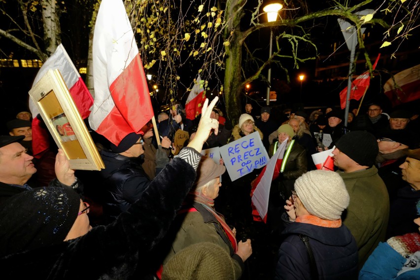 Protest przed siedzibą TVP3 Poznań.