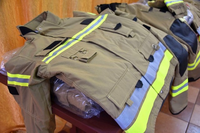 Komplety specjalistycznych ubrań bojowych dla strażaków do akcji gaszenia pożarów w ekstremalnych warunkach