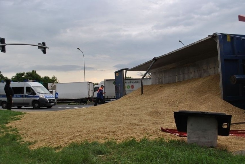 Konin: Wywrócił się tir ze zbożem