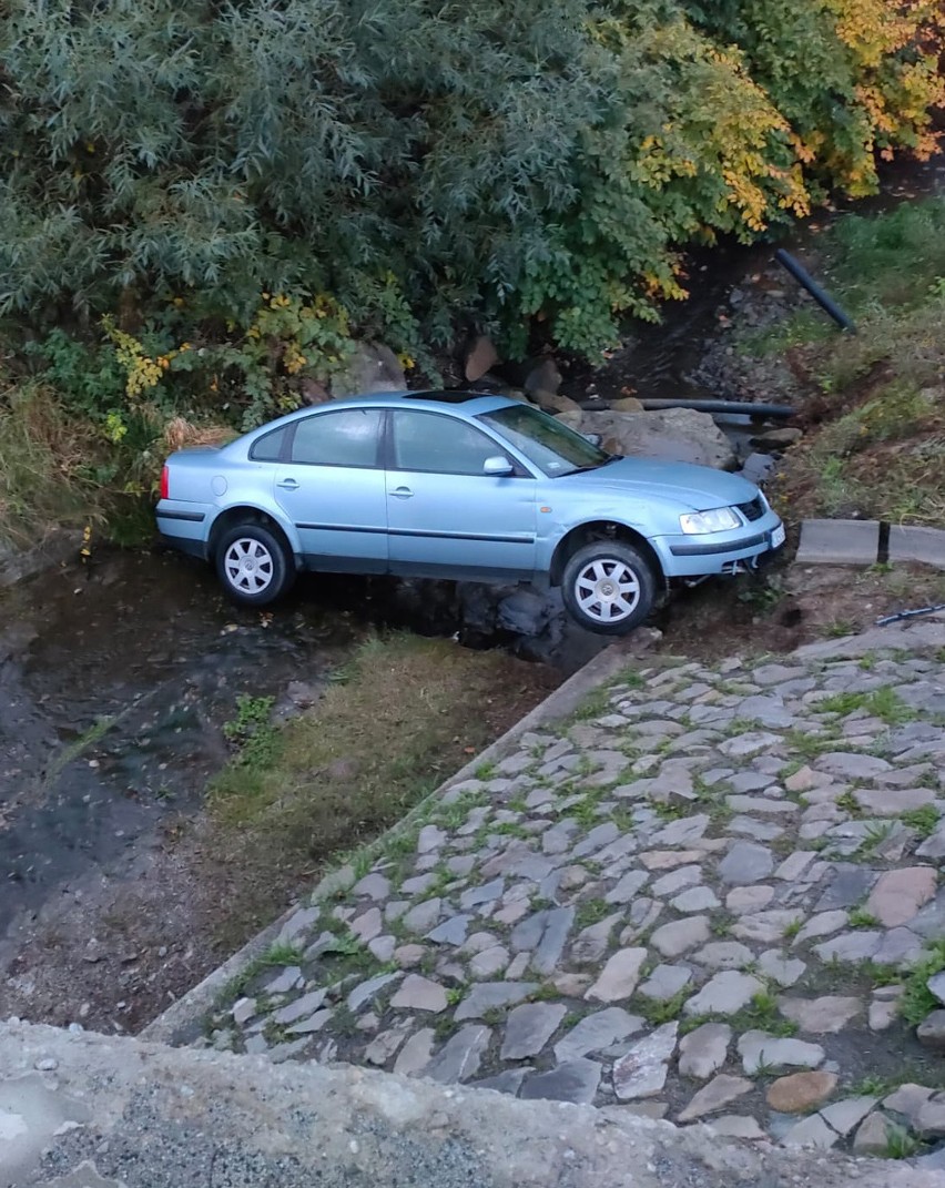 Paszyn. Auto zawisło jak mostek nad rowem przy drodze krajowej nr 28