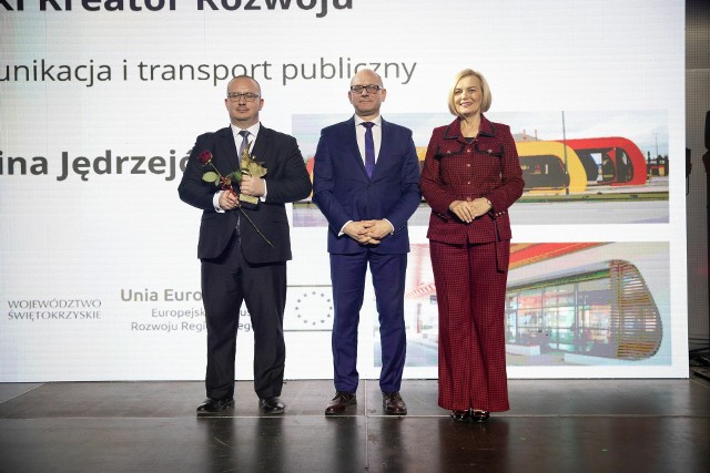 Nagrodę odebrał burmistrz Jędrzejowa Marcin Piszczek - z lewej. Obok niego dyrektor z Urzędu Marszałkowskiego Jacek Sułek i wicemarszałek Renata Janik. Więcej na kolejnych zdjęciach.