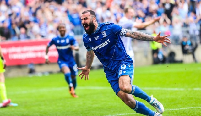 Mikael Ishak (Lech Poznań) celebruje zdobycie bramki z Pogonią Szczecin.