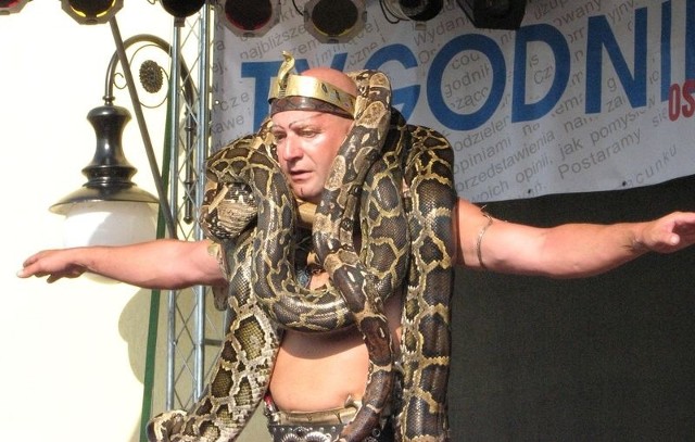 Jedna z ubiegłorocznych atrakcji Festynu na Rynku w Nurze - zaklinacz węży