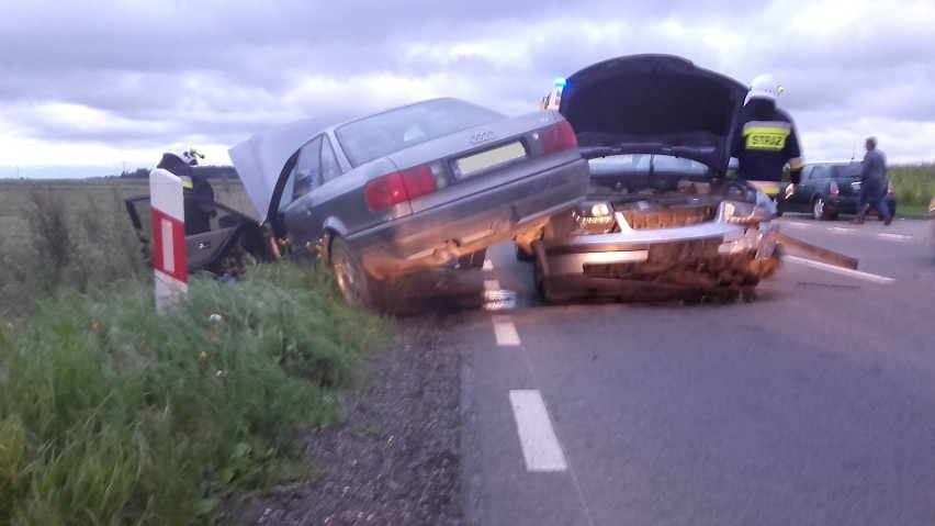 Wypadek w Boguszach. Zderzenie audi z passatem. Jedna osoba ranna (zdjęcia)