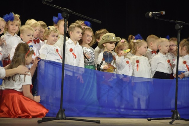 "Kto Ty jesteś? Polak mały!" to tytuł koncertu w wykonaniu najmłodszych z Przedszkola Samorządowego nr 2 im. "Kubusia Puchatka", którym uczcili wyjątkową rocznice 100-lecia odzyskania przez Polskę niepodległości. Wyjątkowy montaż słowno-muzyczny wypełnił Teatr Letni po brzegi. Wśród publiczności zasiedli członkowie rodzin, mieszkańcy oraz przedstawiciele samorządu Ciechocinka.Flesz - bezpieczne dziecko. To musisz wiedzieć!