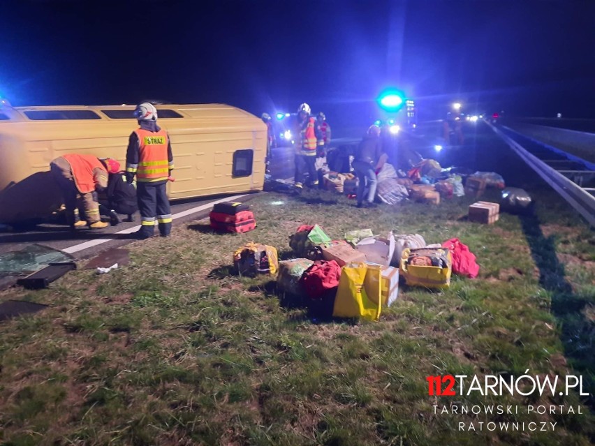 Tragiczny w skutkach wypadek busa na autostradzie A4 w Zaczarniu. 1 osoba nie żyje, trzy są ranne