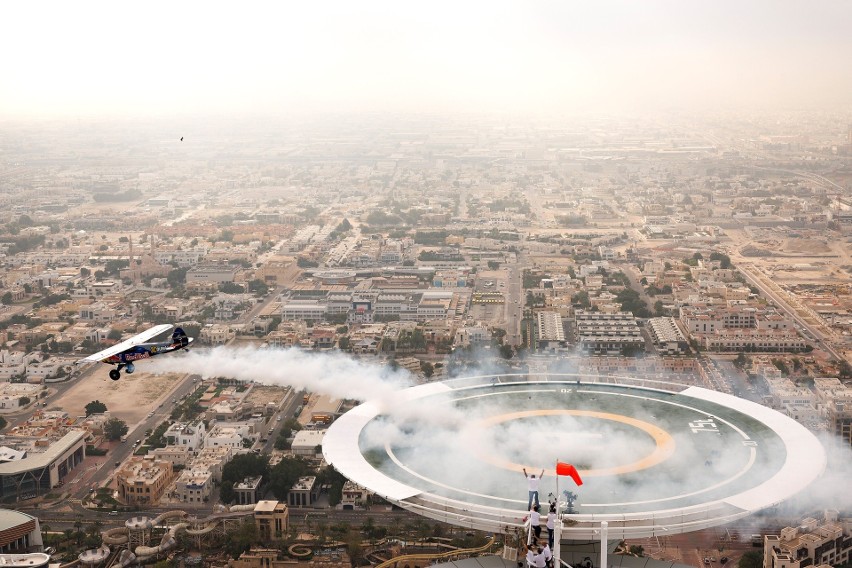 Łukasz Czepiela wylądował samolotem na szczycie drapacza chmur w Dubaju! [ZDJĘCIA]
