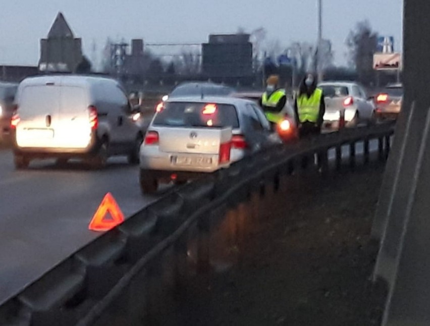 Karambol na AOW. Wypadek aż 9 aut w pobliżu węzła Stadion [ZDJĘCIA]