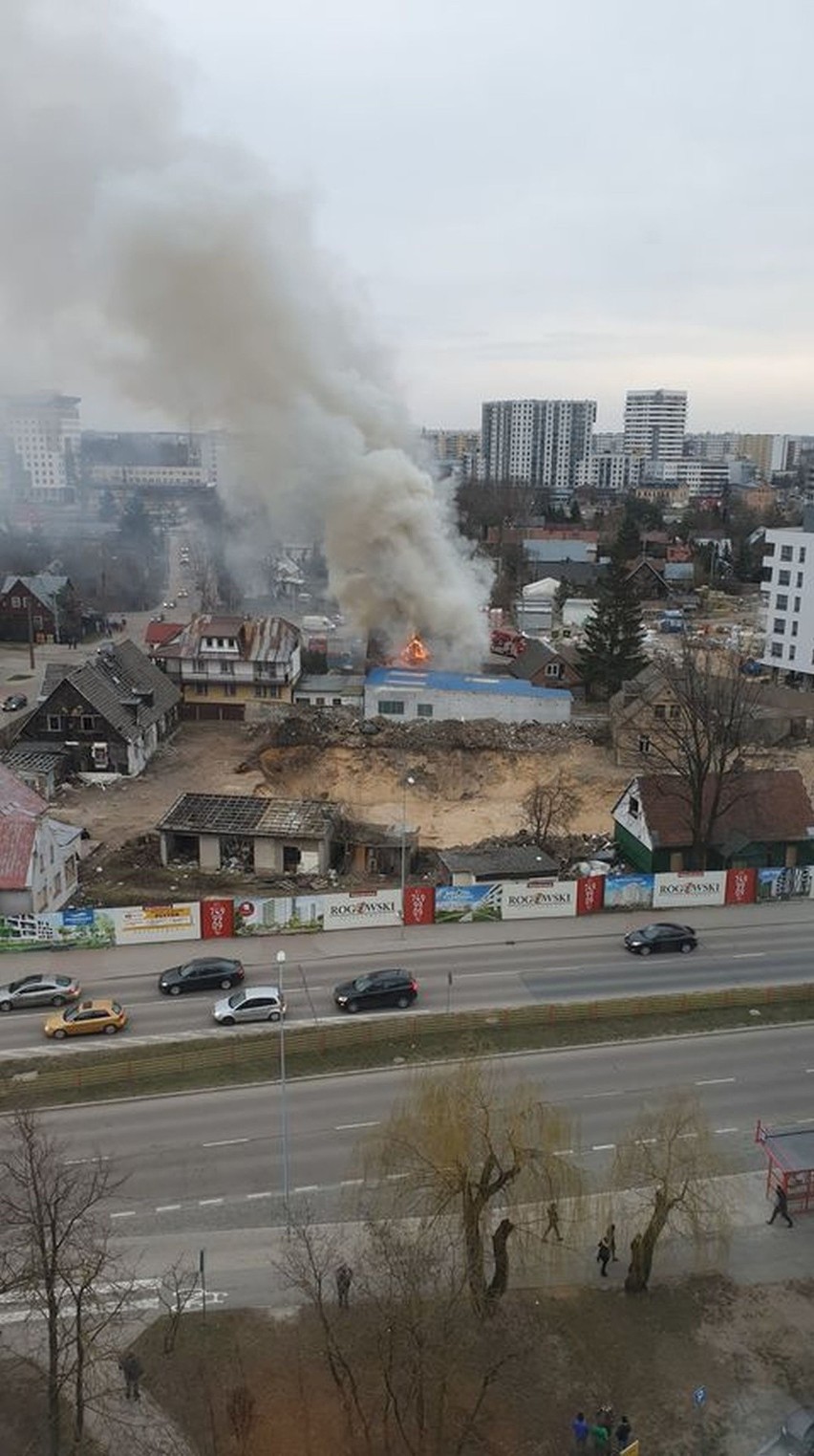 Pożar drewnianego budynku na osiedlu Bema w Białymstoku...