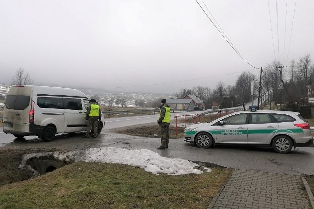 W Zdyni w powiecie gorlickim patrol z Placówki SG w Tarnowie oraz Wydziału Odwodowego  zatrzymał do kontroli fiata ducato na polskich numerach rejestracyjnych. Jak się okazało, busem podróżowało trzech Polaków między 31., a 37. rokiem życia. W Koniecznej przekroczyli oni granicę z Republiki Słowackiej do Polski. 