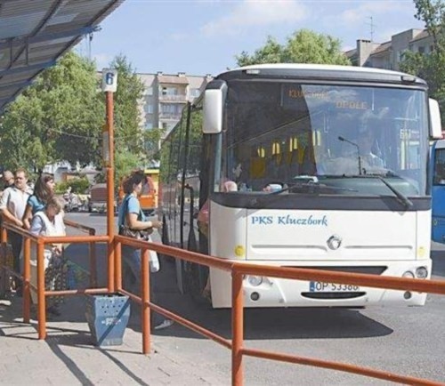 Choć połączenia są nierentowne, z autobusów PKS-u nadal korzysta wiele osób.