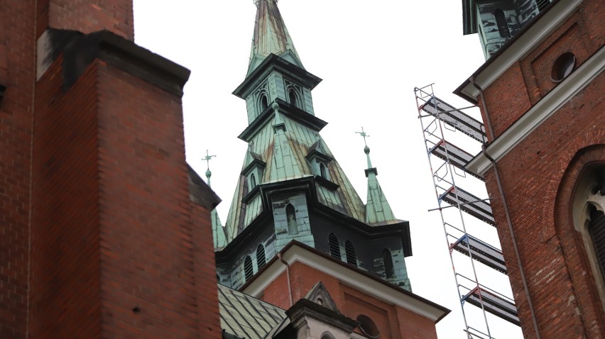 Prace remontowe w kościele Podwyższenia Krzyża Świętego w Kielcach. Zobaczcie jak wygląda odnowiona prawa wieża