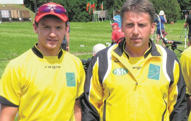 Rafał Wójcik, łucznik z Włoszczowic, razem ze swoim klubowym trenerem Grzegorzem Woźniczko.
