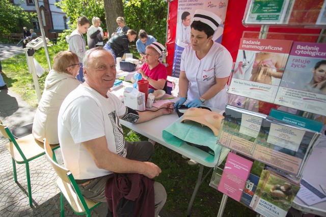 W Słupsku trwają obchody Międzynarodowego Dnia Położnej i Międzynarodowego Dnia Pielęgniarki. W środę, 10 maja, na skwerze  pomiędzy ratuszem a przychodnią przy ul. Tuwima mieszkańcy Słupska oraz okolic mogli skorzystać z bezpłatnych badań oraz informacji na temat profilaktyki zdrowotnej.