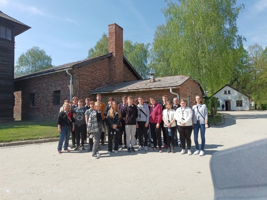 Uczniowie z Gorzyc odwiedzili były niemiecki obóz zagłady Auschwitz-Birkenau. Oddali hołd ofiarom nazizmu