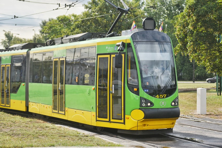 Tęczowe flagi na 180 poznańskich tramwajach pojawiły się w...