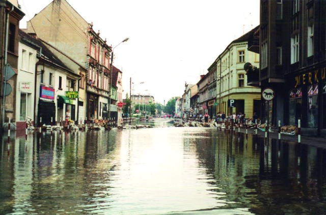 Centrum Nowej Soli. Główną ulicą płynie woda. To był lipiec 1997 roku. Zobacz więcej zdjęć w galerii >>>