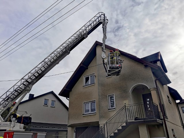 Przed południem w sobotę, 18 lutego strażacy interweniowali przy ulicy Zielonej w Przysusze, wiatr uszkodził obróbkę blacharską dachu domu jednorodzinnego.