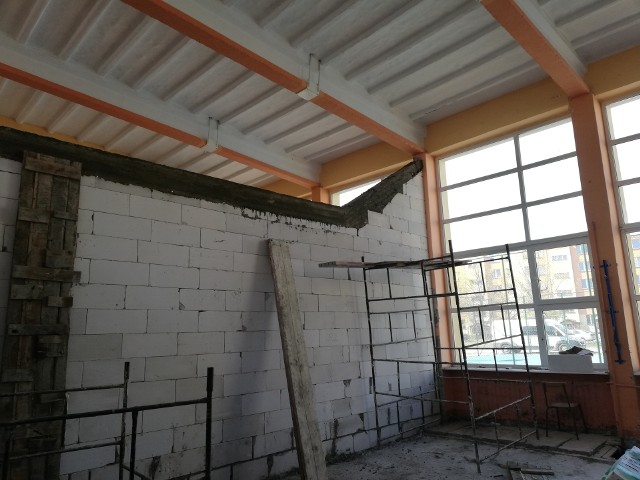W starej sali gimnastycznej podstawówki budowane są już ściany działowe, będą tam nowe sale lekcyjne i łazienki.
