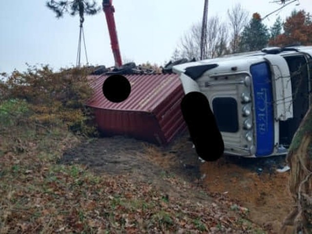 We wtorek, 16 listopada o godz. 4.27 wpłynęło zgłoszenie do Komendy Powiatowej Policji w Obornikach o samochodzie ciężarowym, który leży na boku w rowie przy drodze krajowej nr 11, na wysokości miejscowości Tarnowo w gminie Rogoźno.Przejdź do kolejnego zdjęcia --->