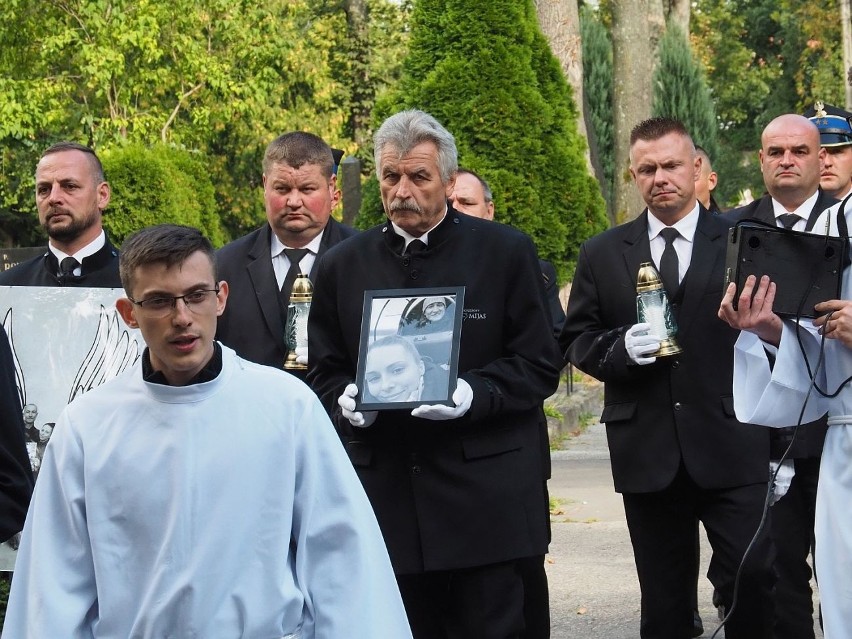 Ostatnie pożegnanie ofiar katastrofy lotniczej. Marta i Maciej spoczęli na cmentarzu przy ul. Ogrodowej w Łodzi