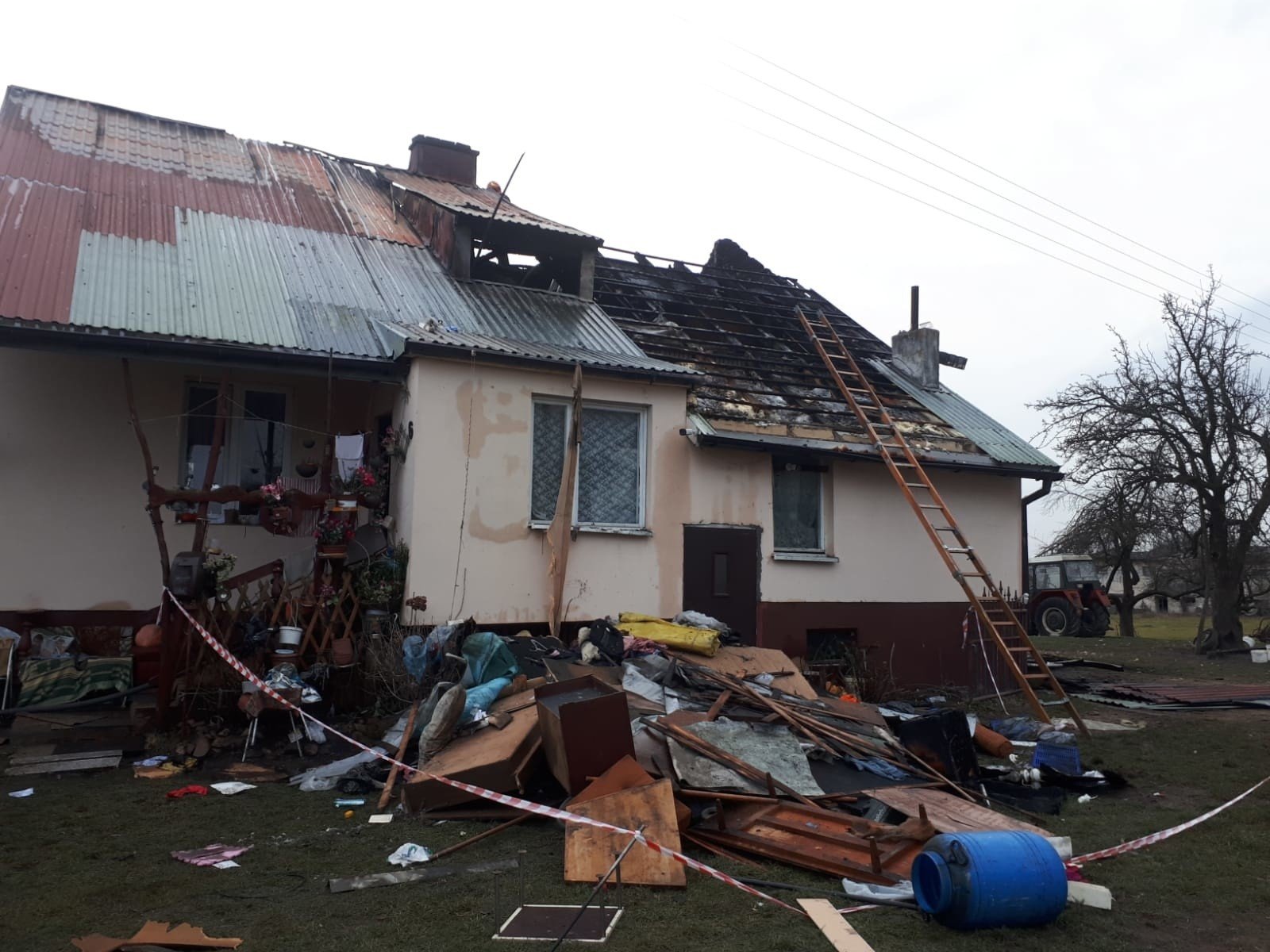 Pożar domu w gminie Kije. Jacek Zawada i jego mama stracili dach nad głową  - potrzebują pomocy (ZDJĘCIA) | Echo Dnia Świętokrzyskie