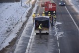 Na drogę krajową wylała się pulpa ziemniaczana. Są utrudnienia w ruchu! Zobacz zdjęcia