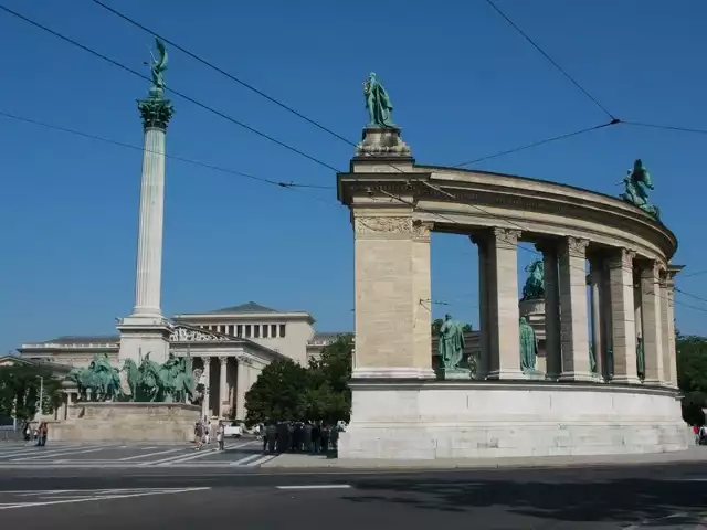 Plac Bohaterów to polityczne serce Budapesztu i jedna z turystycznych atrakcji tego miasta.