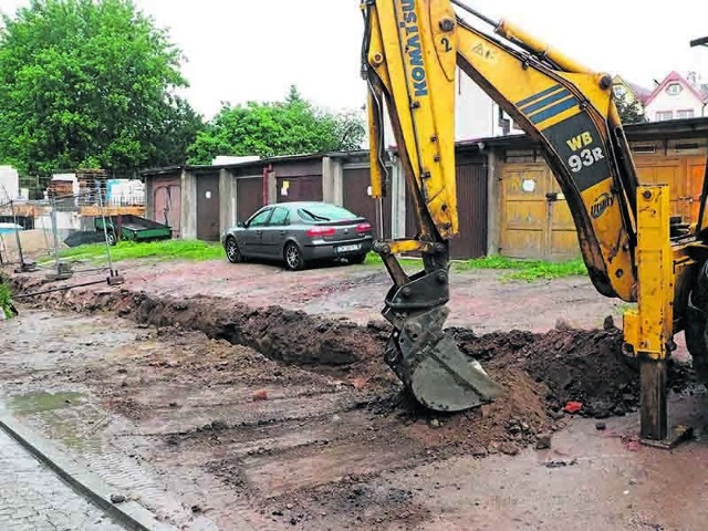 Mieszkańcy centrum Koszalina poskarżyli się na brak informacji o utrudnieniach w ruchu Wykopany pod instalację rów uniemożliwia im wjazd i wyjazd z garażu.