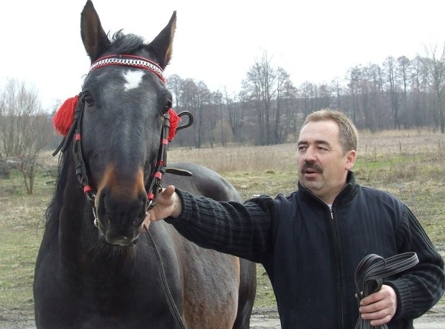 Krzysztof Kazimirowicz mieszka w Trzebczu niedaleko Polkowic. Kocha konie. Ma największą stadninę w okolicy