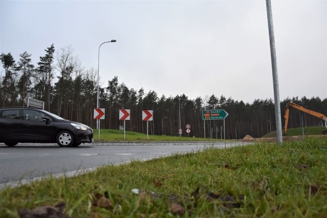 Od kilku dni (zdjęcia wykonano 3 stycznia 2020 r.) można jeździć odcinkiem drogi ekspresowej S5 w podbydgoskim Tryszczynie, ale znaki ustawione przy jezdni informują, że prace wykończeniowe trwają. W związku z tym drogowcy proszą o ostrożną jazdę. W niektórych miejscach jest ograniczenie prędkości do 80 km na godzinę