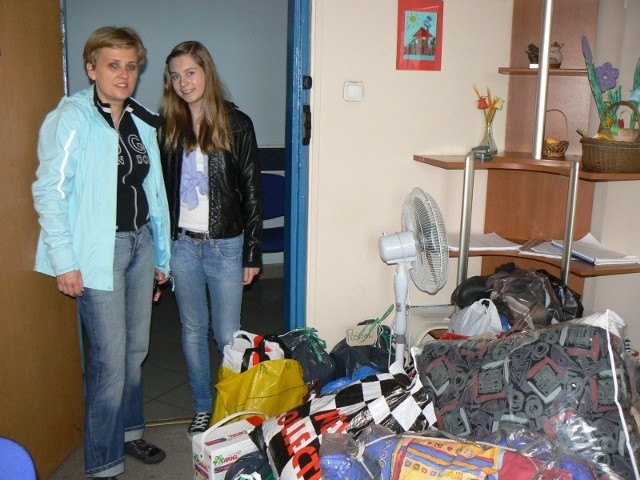 W imieniu społeczności Zespołu Szkół Społecznych imienia Mikołaja Reja w Kielcach dary przyniosły Renata Lipska-Sołtyk oraz Marysia Kaleta. 