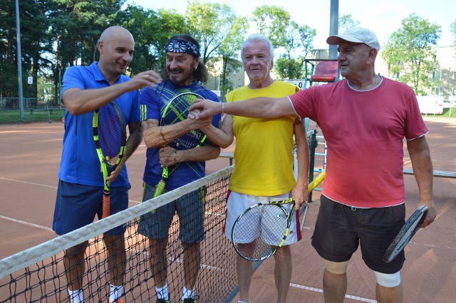 Stan Borys z opaską na głowie z przyjaciółmi na kortach tenisowych w Stalowej Woli