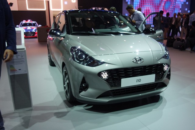Hyundai i10 Hyundai i10 nowej generacji będzie dostępny z dwoma silnikami: 3-cylindrowym MPI o pojemności 1,0 litra, mocy 67 KM i 96 Nm momentu obrotowego oraz 4-cylindrowym MPI o pojemności 1,2 litra, mocy 84 KM i 118 Nm momentu obrotowego. Oba silniki dostępne są z dwoma rodzajami skrzyni biegów do wyboru: pięciobiegową manualną skrzynią biegów lub pięciobiegową zautomatyzowaną manualną skrzynią biegów (AMT)Fot. Ryszard M. Perczak