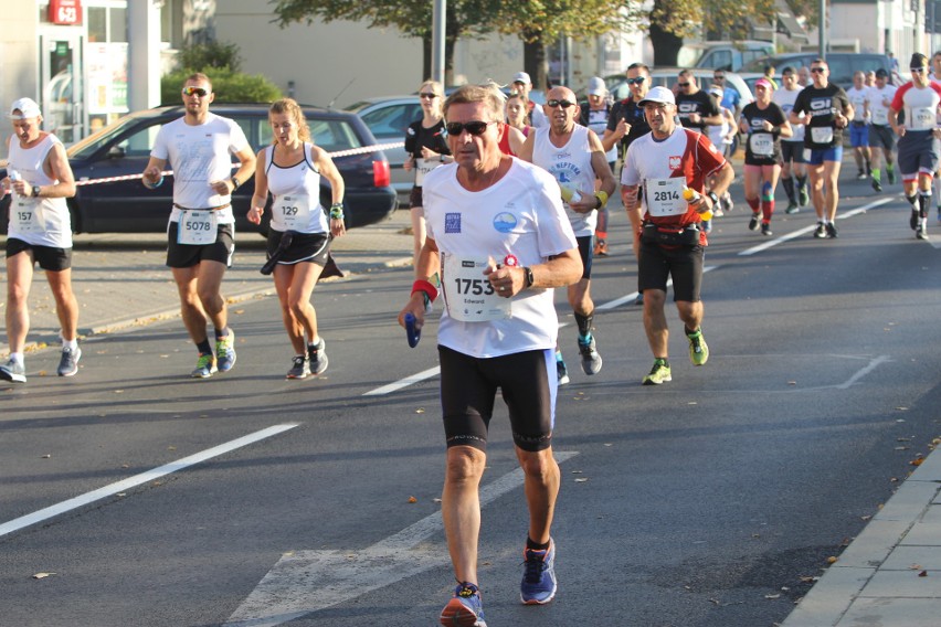 Zdjęcia z maratonu w Poznaniu 2018 - biegacze na pierwszym...