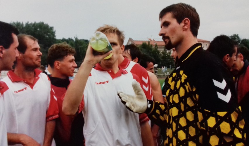 Piłkarze Wawelu na swoim stadionie, lata 90.