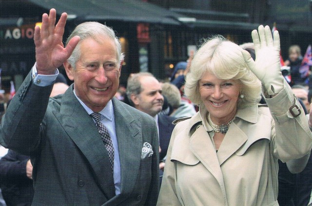 Do życzeń dla uczniów z Wieniawy para książęca: Karol i Camilla, dopłączyli zdjęcie.