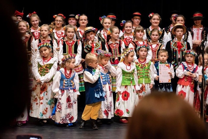 Dziecięcy Festiwal Folklorystyczny w Wieliczce. Tłumy na scenie i widowni [ZDJĘCIA]