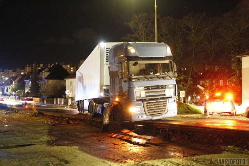 Tir zawisł na dojeździe do kładki na Niemodlińskiej w Opolu.