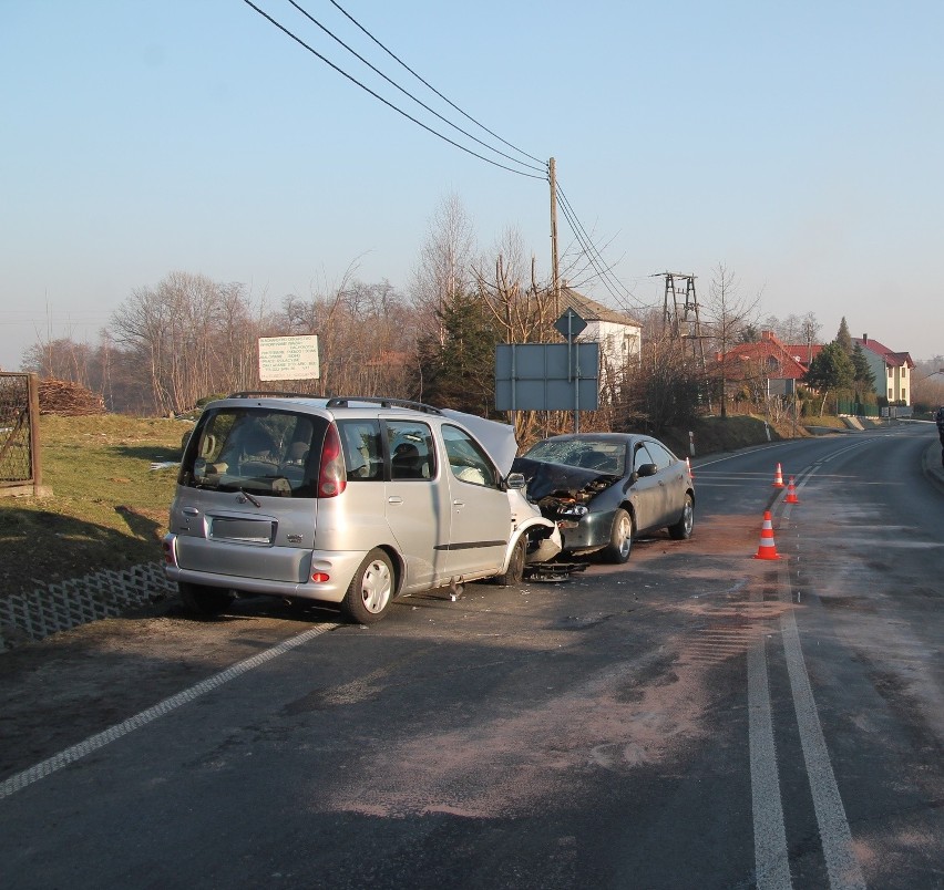 Przeciszów pod Oświęcimiem. Dwa samochody zderzyły się na drodze krajowej nr 44