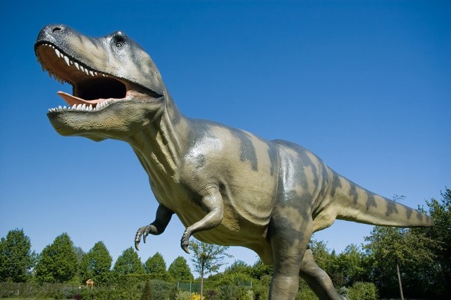 Figury dinozaurów stana przy stawie Rzęsa w Siemianowicach Śląskich