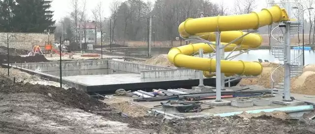 Wielki, żółty &#8222;ślimak&#8221; zjeżdżalni  jest zwiastunem krytego basenu w Stopnicy.