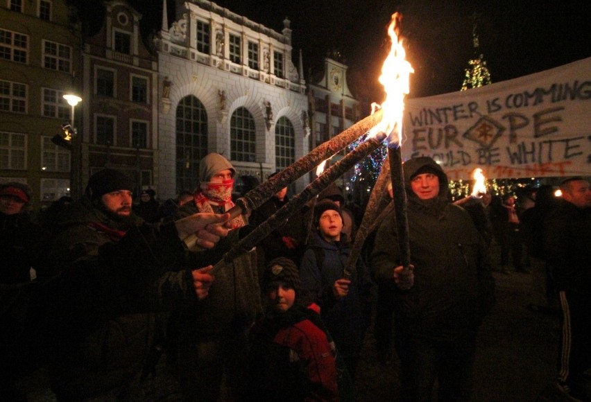 Protest przed fontanną Neptuna w Gdańsku przeciwko przyjęciu...