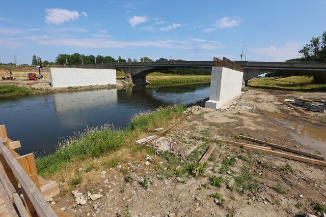 Łączna długość nowych mostów Chrobrego to 186 metrów. Teraz montowane są podpory, a budowa obiektu ma zakończyć się w 2023 roku