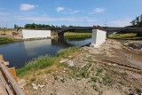Mosty nad Odrą wyłaniają się z ziemi. To nimi prowadzić będzie nowa trasa tramwajowa we Wrocławiu [ZDJĘCIA]